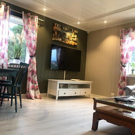 Den Gule Huset Apartment Lyngdal Ngoại thất bức ảnh